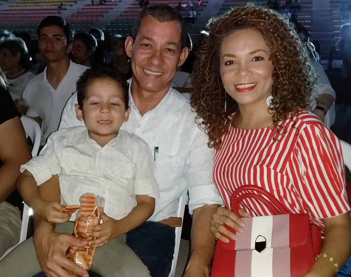 El secretario de cultura Gilberto Rojas, en compañía de su esposa Nayibis Amado y su hijo Emmanuel Rojas.